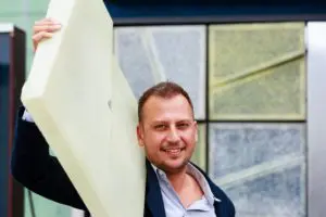 Reinier Bosch van Studio Solarix bij de testopstelling. 