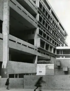 Léon Stynen en Paul de Meyer. De school Peter Pan in Sint-Gillis (Brussel), 1956. (Archief Paul De Meyer. Collectie Vlaams Architectuurinstituut. Langdurige bruikleen Collectie Vlaamse Gemeenschap) (fotograaf H. Kessels)