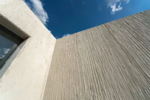 NOEplast structuurmatten geven de betonnen constructie een natuurlijke lijnenstructuur die doet denken aan Japanse rietmatten