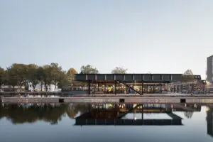 Het Piushaven paviljoen is een hybride van een horecapaviljoen en een publiek uitkijk-platform aan de kop van een oude binnenhaven in Tilburg • Foto Stijn Bollaert. 