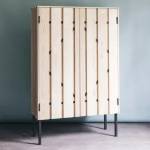 Palisade Cabinet, gebaseerd op een houten schutting, bestaat uit essenhouten planken op een stalen frame