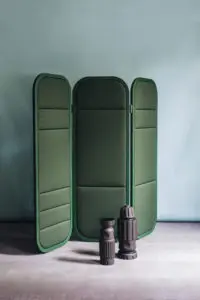 Op tuinstoelkussens gebaseerd en  gestoffeerd kamerscherm Bombé. Familiar Ground vazen, combineren 18e eeuwse kastvazen met koppelstukken van een tuinslang, label Pulpo
Products.