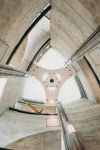 Het Mercedes Benz Museum in
Stuttgart, geopend in 2006 • Foto Eva Bloem.