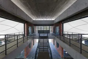 Aan een dwarsstraat in het hoofdgebouw zitten een lesruimten voor boeren en een winkel voor landbouwartikelen. In kleidelta Bangladesh is de baksteen dominant