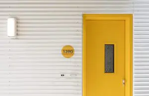 De 103 eenpersoonsstudio’s en 38 tweepersoonsappartementen hebben een hotelontsluiting. Om binnen het budget te blijven, is de materialisering van het trappenhuis en de gangen eenvoudig gehouden. Enkel de wanden zijn afgewerkt met aluminium golfplaat. Daarnaast zorgen rijen felgele voordeuren met dito huisnummers voor kleur in de door beton en staal overheerste ruimte