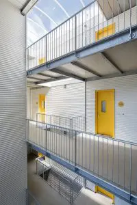 De gang op de bovenste verdieping en de gangdelen onder de afgetrapte lagen zijn voorzien van een lichtstraat. Vides op regelmatige afstand zorgen dat het daglicht tot beneden doordringt. Op het kruispunt en einde van de gangen door de twee vleugels bieden grote panoramaramen uitzicht op de gebouwde omgeving en het IJmeer
