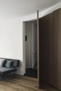 De deuren naar de gang geheel verdwijnen in een nieuwe kastenwand Foto Hugo Thomassen