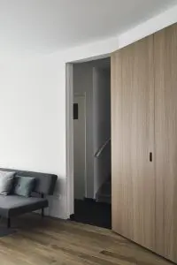 De deuren naar de gang geheel verdwijnen in een nieuwe kastenwand Foto Hugo Thomassen