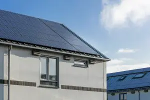 De goot is bevestigd aan de ribben van de dakpanelen en heeft een volkomen vlakke onderzijde