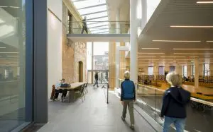 Doorzicht vanaf de horeca richting Proosdij. Rechts de verhoogde vloer boven het auditorium in de kelder • Foto Joep  Jacobs.