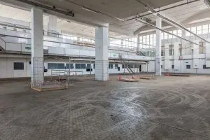 De huidige kanaalzone is grijs en kent veel industrie. Recreatief gezien oninteressant, zowel op als langs het water. De belangrijkste gebouwen worden behouden, de andere ontmanteld