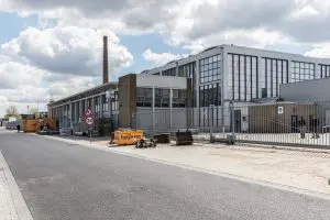 De huidige kanaalzone is grijs en kent veel industrie. Recreatief gezien oninteressant, zowel op als langs het water. De belangrijkste gebouwen worden behouden, de andere ontmanteld