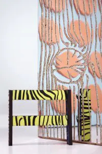 Met Wannabe Wood speelt Post met het spanningsveld tussen het natuurlijke en het kunstmatige: bomen worden gebruikt om mdf te produceren. Vervolgens krijgt het materiaal een digitale houtprint die hout nabootst