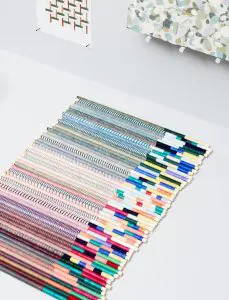 Colour Control, Envisions 2016. Om controle te krijgen over hoe kleuren zich vermengen en op elkaar reageren, vooral bij het samenstellen van geweven en gebreide stoffen, probeerde Post ontelbare combinaties van geverfd garen. De basis van een persoonlijke kleurendatabase • Foto Ronald Smits 