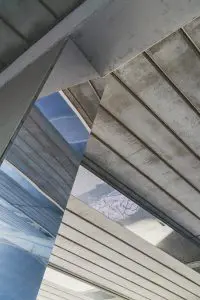 Door de spiegels oogt de tunnel luchtiger en transparanter. Foto Jordi Huisman.