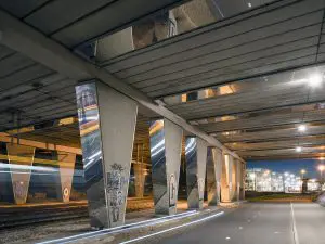 Er is geen verlichting in de tunnel toegevoegd, alleen door weerspiegeling en reflectie is er meer licht. Foto Jordi Huisman.