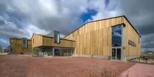 Het ontwerp van de Zwarte Hond toont de 3 huizen die in het Noorderhuis verenigd zijn: vlnr de basisschool, het gemeenschapshuis en de sportaccomodatie. In het midden de glazen entree.