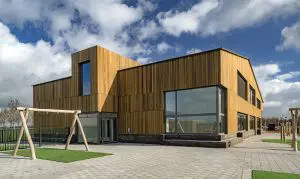 De gevels zijn bekleed met WaxedWood van Foreco, een water en vuilafstotende voorbehandelde Siberische lariks