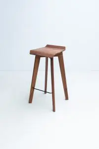 Barstool Walnut combineert een compositie die de stoel sterk maakt, en een vrij eenvoudige vorm met een esthetisch en functioneel detail