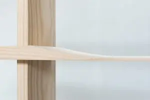 Kast Kokoro. Aan een zijde zijn de planken dik en sterk en aan de andere fragiel