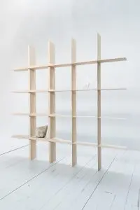 Kast Kokoro. Aan een zijde zijn de planken dik en sterk en aan de andere fragiel