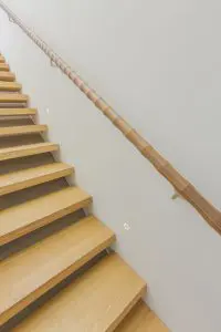 De Converse Handrail. In opdracht van een particulier maakte Siebum de 5.30 meter lange trapleuning van walnotenhout. De ‘golfjes’ worden steeds kleiner als je de trap oploopt