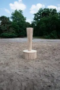 The Ash, zitmeubel van essenhout, bijna volledig uit restmateriaal gemaakt, met 3200 latjes. Als je erop zit, kun je met de stoel meebewegen en de beweging maakt geluid