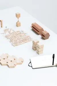 Modellen van de kapstok Oblique en Hexagon en van de kruk Spine Stool.