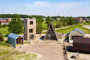 BouwEXPO Almere, met v.l.n.r. Snuk van LeoHarders en Aldo Trim, Slim Fit van Ana Rocha, Tiny A van Daan Bakker (DaF), Pionierswoning en Wikkelhuis van Fiction Factory ● Foto Adrienne Norman