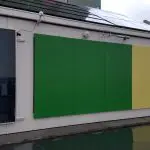 Warmte opwekken met gekleurde coatings op gevelbeplating