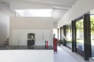 Van meerdere kanten stroomt daglicht overvloedig naar binnen