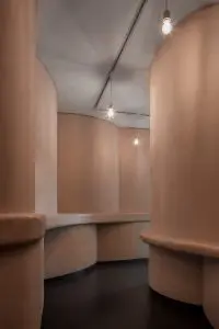 Sensory Space, Van Abbemuseum Eindhoven 2019. Ontwerp: Tomas Dirrix, Ada Finci Terseglav, i.s.m. Peter-Willem Vermeersch. Foto Jeroen Verrecht. 