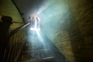 Danny van Zuijlen werkt bewust zo min mogelijk met props, decors en aanlichting. Het Fort 1881 in Hoek van Holland is de hoofdrolspeler