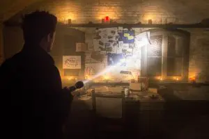 In groepen gaan de bezoekers op zoek door 40 verschillende ruimtes met acteurs en allerhande aanwijzingen over Thomas en over de geschiedenis van het Fort, die met elkaar verweven zijn