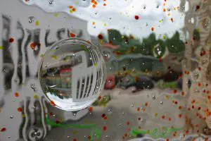 Raam voor de vrije school in Assen.
Architect Thomas Rau vroeg me: wat voor een tattoo ga je op mijn gebouw zetten? Wederzijdse waardering en inspiratie resulteerden in een prachtig venster.”