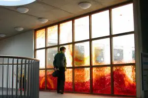 Raam voor de vrije school in Assen.
Architect Thomas Rau vroeg me: wat voor een tattoo ga je op mijn gebouw zetten? Wederzijdse waardering en inspiratie resulteerden in een prachtig venster.”