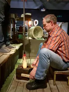 Hein van de Water. Glasblazen in een mal