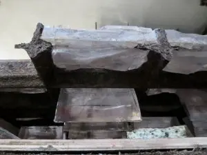 De Luxfer prismaglasblokken in de vloer van het Bestuursgebouw van de Rijksuniversiteit Groningen waren er slecht aan toe.