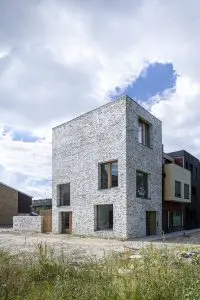  Voor de woning aan het Koopvaardersplantsoen heeft Bureau Sla samen met metselaar Danny van der Meer in het werk een chipper-textuur ontwikkeld. Foto: Thijs Wolzak