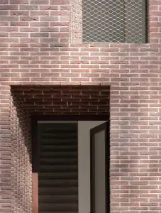 De diepe negge van een meter geeft de woning extra perspectief, in combinatie met de speciaal ontwikkelde verdiepte snijvoeg. foto: Petra Noordkamp