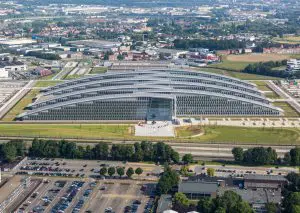 DDAR Hal Nedtrain Haarlem, hal voor het onderhoud van treinen. Architect Wim Woensdregt. In totaal 1200 m2 rvs losagnes, wybertjes in veel verschillende maten, betekende veel handwerk voor Ridder