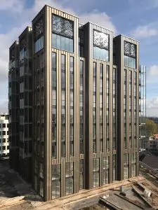 Fase 1 van Lorentz bij het station in Leiden is in 2020 opgeleverd en door Ridder bekleed met Bemo, een industriële aluminium fels. Eén woontoren in champagnekleur, de andere in brons. De bouw van fase 2, een kantoortoren, start in 2021. Ontwerp Neutelings Riedijk Architecten (Foto Ridder).