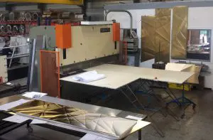 De messing panelen voor het theater zijn met de hand gevouwen bij Ridder (Foto Ridder.
