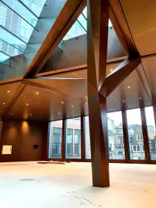 Het Telegraafgebouw aan Nieuwezijds Voorburgwal 225 Amsterdam, wordt getransformeerd tot luxe kantoorgebouw, naar ontwerp van Rijnboutt Architecten 2020. De wanden en een sculpturale boom in het atrium zijn bekleed met brons dat met de hand verouderd is en gefixeerd met een coating. (Foto Ridder)
