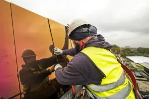 Ridder bekleedde de enorme golvende gevel van de Sportcampus met gechromatiseerde rvs losanges (Foto Ridder)
