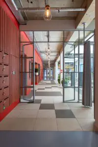 Alle deuren en
wanden op de begane
grond
zijn hoog en van
glas