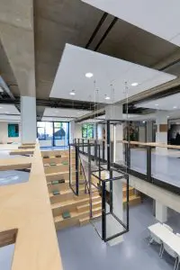 De kroonluchters
zijn vervaardigd van
de oude metalen
buitenkozijnen
