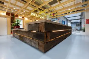 Het receptiemeubel
is vervaardigd van
meerpalen afkomstig
uit de havens.
Bezoekers kijken nu
vanaf de ontvangstbalie
het hele pand
door