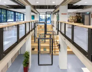 Mijke de kok heeft
de ‘dichte doos’,
die het kantoor van
Artsen zonder Grenzen
in Amsterdam
was, opengebroken
en overzichtelijk
gemaakt