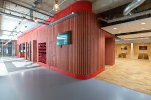 Elke verdieping
heeft zijn eigen
kleursysteem. Vaste
functies als wc’s en
kopieermachines
zijn tegen de kern
rond de lift
geplaatst. Deze is
gemarkeerd met een lattenwand